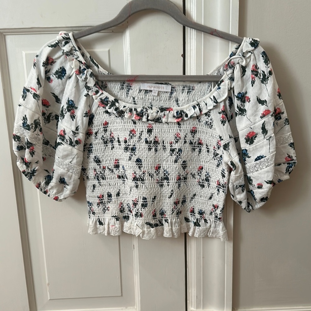 Oliviaceous smocked crop top with puffy sleeves size S
